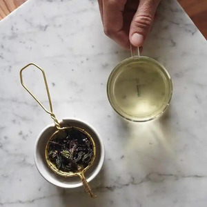 Passoire à thé faite à la main en laiton doré avec longue poignée infuseur à thé en treillis métallique tissé à la main passoire à thé à feuilles mobiles - Product Image 2