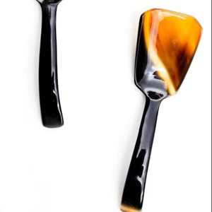 Juego de cubiertos de cuerno de bajo precio con estilos modernos y elegantes Cucharas de postre de cuerno únicas para una presentación de curso dulce distintiva - Product Image 1