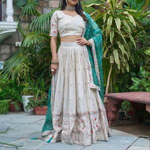 Lehenga Choli de luxe pour femme, en soie mélangée ivoire, avec dupatta en mousseline vert émeraude, par Unity - Product Image 1