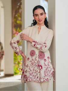 Conjunto de dos piezas con estampado floral suave para mujer, pantalones blancos y rojos con botones, estilo occidental informal, ropa de vacaciones de lona inspirada en la India - Product Image 2