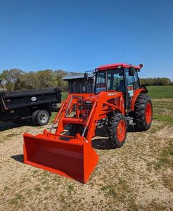 รถแทรกเตอร์ KUBOTA M62 รุ่นใหม่ พร้อมที่ตักด้านหน้าและรถขุดด้านหลังสำหรับขาย - Product Image 1