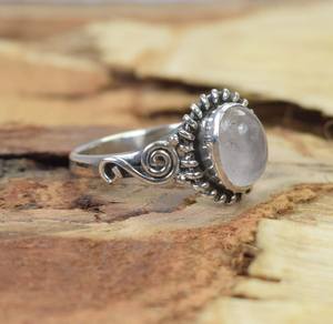 แหวนเงินเยอรมันทำมือ ดีไซน์คลาสสิกไม่ซ้ำใคร ประดับด้วยพลอยโรสควอตซ์สีชมพูธรรมชาติ  แบบสั่งทำพิเศษ ชุบทองคำขาวและโรเดียม - Product Image 2