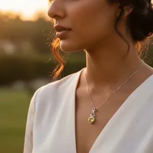 Pendentif en argent 925 avec cristal jaune en forme de cœur, breloque solitaire plaquée argent, pour femme, romantique, à porter au quotidien - Product Image 1