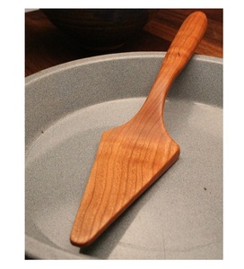 Ensemble couteau à gâteau et spatule en bois d'acacia le plus vendu ustensiles décoratifs en bois outils de service à gâteaux avec poignée à trou suspendu - Product Image 1