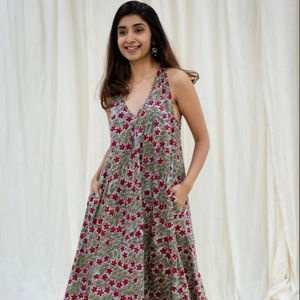 Main indienne bloc coton longue robe femme élégante fête porter robe à imprimé floral personnalisé mariée cadeau de mariage pour elle en vente - Product Image 1