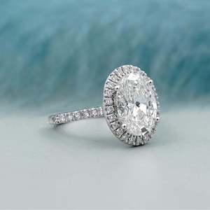 Anillo de Compromiso de Oro Blanco con Diamante Ovalado Natural con Certificación IGI EF/VS DE/VVS y Banda Pavé para Mujer - Product Image 2
