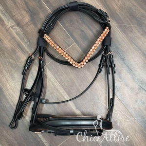 Brida de caballo de cuero genuino de lujo personalizada con cristal de oro rosa V-Browband acolchado tachuela elegante ajustable para espectáculos y doma - Product Image 1