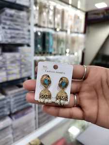 Vente chaude petites boucles d'oreilles Jhumki en or pour femmes boucles d'oreilles occidentales affichage de boucles d'oreilles de Style Vintage élégant - Product Image 3