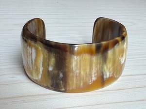 Brazalete Ecológico de Cuerno Natural, Hecho a Mano, Acabado Pulido, Elegante y Moderno, Joyería de Moda para Mujer - Product Image 3