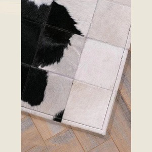 Tapis et ensembles antidérapants de luxe en cuir de vachette rayé avec patchwork personnalisé pour animaux de compagnie pour les espaces de vie et de prière modernes - Product Image 2