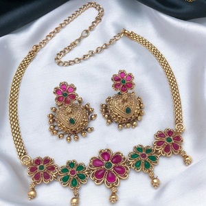 Conjunto de gargantilla de diseño de aspecto simple y chapado en oro, collar pulido mate para fiestas, bodas, latón con regalo perfecto para mujer - Product Image 1