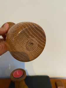 เชิงเทียนทรงแจกันทำจากไม้ที่ทำจากไม้ธรรมชาติเนื้อแข็งมาพร้อมรูปทรงโค้งเรียบที่ได้รับแรงบันดาลใจจากแจกันคลาสสิก - Product Image 5