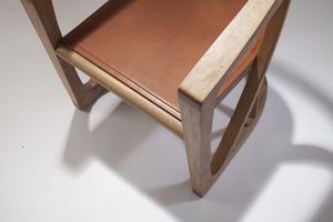 Chaise de salle à manger ancienne Somi en bois de teck massif avec assise en cuir synthétique et finition en bois brun. - Product Image 5