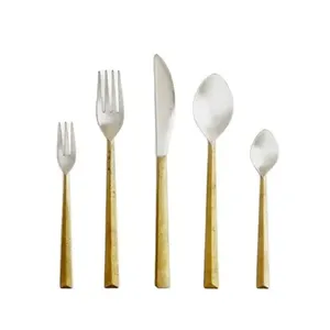 Maravilloso juego de cubiertos en acero inoxidable con diseño hecho a mano pulido en oro perfecto para eventos y uso de vajilla elegante - Product Image 3