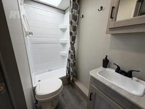 NUEVO C-O-A-C-H-M-E-N RV C-A-T-A-L-I-N-A LEGACY EDITION 263BHSCKLE MODELO 2024, 36 pies de largo, 2000 kg de carga útil, color oscuro, en venta - Product Image 2