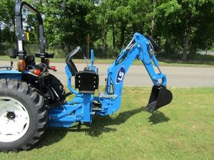 Tracteur compact LS avec chargeur frontal et pelle arrière, moteur essence, 4x4, conception à couple élevé - Product Image 3