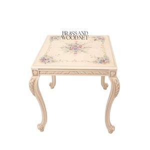 Mesa Auxiliar Cuadrada de Lujo con Arte Floral Pintado a Mano y Patas Cabriole Talladas con Detalles Ornamentales para una Decoración Elegante en el Rincón del Hogar - Product Image 1