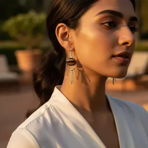 Boucles d'oreilles pendantes en or 14 carats et argent 925 pour femmes, design pendentif avec forme de pompon en or blanc pour les mariages - Product Image 3