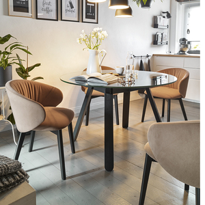 Chaise de salle à manger rembourrée de luxe moderne avec accoudoirs – Base en bois de hêtre massif – Design élégant et courbé pour usage domestique et commercial - Product Image 5