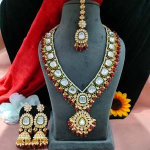 Conjunto de collar largo de Kundan sin cortar de aspecto real radiante Maang Tikka Kundans arreglado patrón cautivador que ofrece brillo de moda - Product Image 4