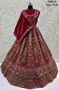 Vêtements de mariage en velours avec paillettes et fil Zari Travail Lehenga Choli Fabricant de Surat au prix de gros - Product Image 3
