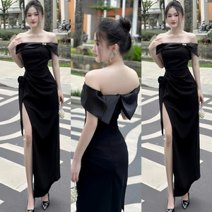 [Favorito] DR211 Gira cada cabeza con este vestido de satén con un escote floral meticulosamente diseñado que exuda confianza - Product Image 1
