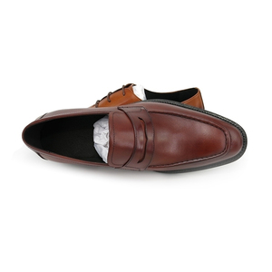 Zapatos de cuero marrón para hombre que ofrecen materiales de primera calidad y un diseño robusto, diseñados para una elegancia formal y comodidad. - Product Image 4