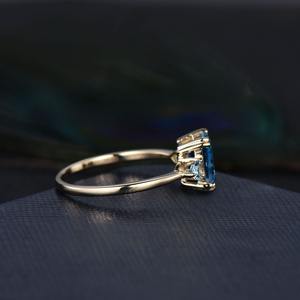 แหวนทองคำประดับบลูโทแพซทรงเอเมอรัลด์คัทและโทแพซทรงหยดน้ำ 3 เม็ด แหวนแต่งงานแบบ 8 กรงเล็บ แหวนประจำเดือนธันวาคม ผลิตเครื่องประดับโดยผู้ผลิตในอินเดีย - Product Image 2