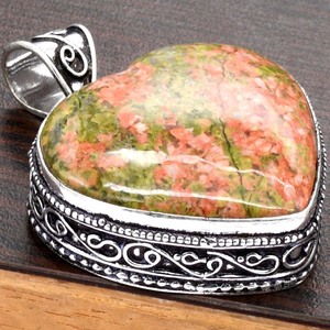 Collier en laiton vintage fait à la main pour les femmes pendentif Unakite tendance chaud pierres précieuses naturelles assorties en forme de coeur pour chrétien - Product Image 2