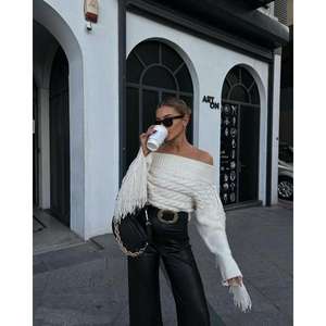 Suéter Aidan con cuello barco y detalle de borlas para mujer 1276-15 - Product Image 3