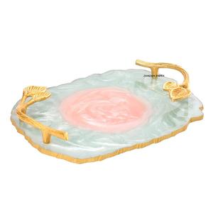 Plateau/plateau en résine Aqua-Pink au design moderne fait à la main avec élégante planche de service époxy à poignée dorée pour les collations et les boissons - Product Image 1