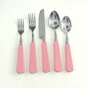 Juego de 5 cubiertos de acero inoxidable con mango rosa, cuchara, cuchillo, tenedor utilizado en mesa de cocina, acabado plateado - Product Image 1