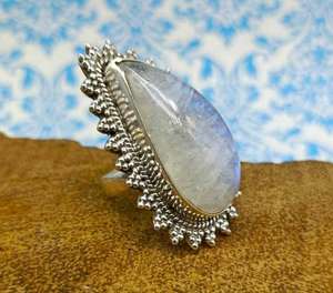 แหวนพลอยมูนสโตนสีรุ้งธรรมชาติแสนสวยตัดทรงรูปตัว D เครื่องประดับแหวนดีไซน์ล่าสุดสำหรับผู้ชายและผู้หญิง - Product Image 3