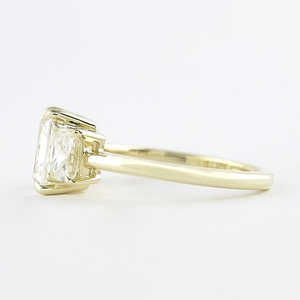 Elegante anillo de bodas de diamante de moissanita de corte radiante de tres piedras Categoría de producto única - Product Image 1