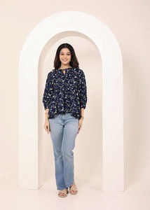 Top Peplum à manches ballons et imprimé floral bleu marine Look sophistiqué élégant avec une touche de douceur - Product Image 3