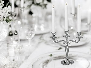 "Elegante candelabro plateado de 5 brazos, diseño impresionante, perfecto para entornos sofisticados y ocasiones especiales" - Product Image 3