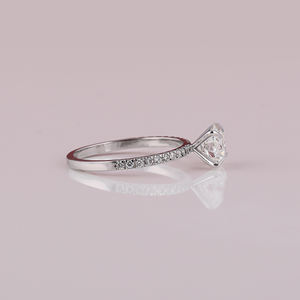 Anillo de compromiso de estilo clásico de lujo chapado en oro blanco sólido de 18 quilates corte de diamante cultivado en laboratorio pavé ajuste IGI certificado perfecto para mujer - Product Image 4