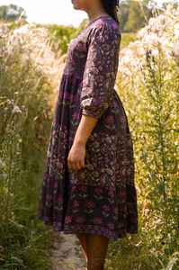 Vestido Boho Floral Belle, Vestido Artesanal de Algodón Morado con Estampado de Bloques - Product Image 2