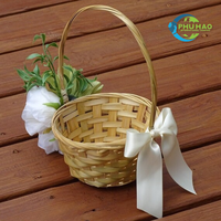 Panier à fleurs en rotin tissé à la main élégant Panier à fruits en rotin avec ruban en provenance du Vietnam Parfait pour les cadeaux et les événements spéciaux