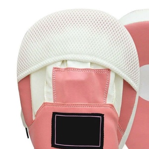 Guantes de Boxeo Personalizados de Color Rosa y Blanco Hechos en Pakistán, Almohadillas de Entrenamiento para Kickboxing y Muay Thai - Product Image 3
