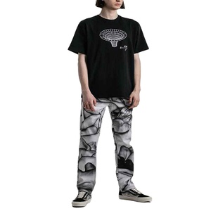 Descubra la moda personalizada con nuestro tinta ecológica y patrones estéticos modernos en pantalones vaqueros estampados. - Product Image 3