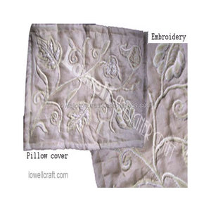 Housse de coussin en laine brodée exquise avec un travail de fil artisanal, tissu de qualité supérieure et des motifs artistiques pour une décoration intérieure élégante - Product Image 1