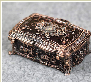 กล่องเครื่องประดับโลหะสีเงินโบราณที่มีการแกะสลักกุหลาบและภายในกำมะหยี่-คลาสสิกเครื่องประดับเล็กๆจัดขายส่ง - Product Image 2