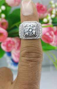 Anillo de compromiso y aniversario para hombre con moissanita redonda de 3.00 quilates y halo, de plata de ley 925 y oro amarillo - Product Image 4