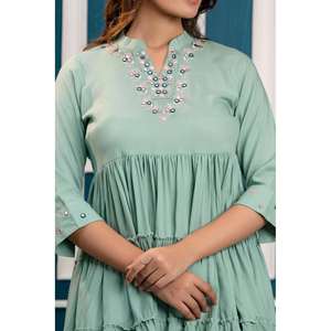 Vestido Corte Mini y Acampanado de Rayón Verde Pista con Bordado - Product Image 2