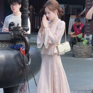 Ensemble deux pièces romantique en dentelle rose pour femmes, chemisier et jupe longue, vente en gros - Product Image 1