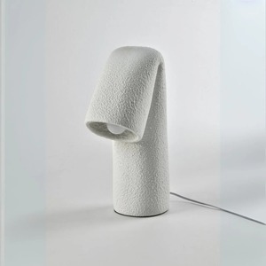 Lampe de table de luxe moderne en métal avec abat-jour blanc élégant, parfaite pour l'éclairage intérieur et la décoration intérieure - Product Image 4