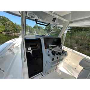 Bote Premium Pursuit S 358 2026 para Entusiastas de Deportes Acuáticos - Product Image 3