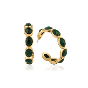 Pendientes de aro tipo huggie con múltiples piedras de esmeralda teñida de alta calidad, chapados en oro de 18k, de latón macizo, joyería de moda, accesorios para mujer. - Product Image 1