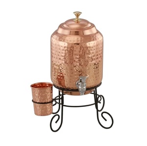 Distributeur d'eau en cuivre artisanal classique, conçu pour un stockage stable et une hydratation constante, idéal pour un usage quotidien domestique. - Product Image 3